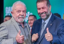 O presidente Lula e o ministro da Previdência, Carlos Lupi (Foto: Ricardo Stuckert / PR)