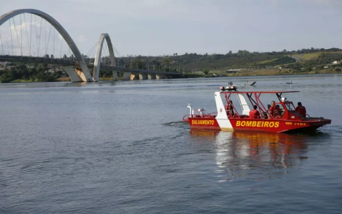 Um corpo encontrado no Lago Paranoá — Foto: CBMDF/Divulgação