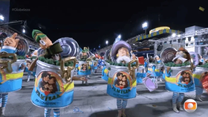 Lula, Janja e Alckmin no camarote do Sambódromo Foto: EFE/ Antonio Lacerda