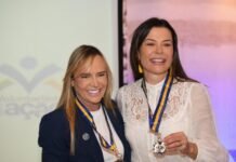 Voluntários e parceiros do GDF são reconhecidos com Medalha do Mérito da Cidadania Vice-governadora Celina Leão e secretária Marcela Passamani com as medalhas (Fotos: Jhonatan Vieira/Ascom Sejus-DF)