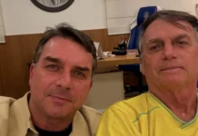 Flávio vira advogado de Bolsonaro e amplia acesso ao pai na prisão Flávio Bolsonaro e o pai, Jair Bolsonaro Foto: Reprodução/ Instagram Flávio Bolsonaro