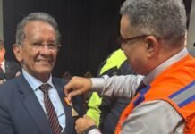 O jornalista Toni Duarte foi agraciado com a Medalha da Defesa Civil do DF pelo coronel Sandro Gomes. O reconhecimento se deu pela ação humanitária que ele organizou como presidente do Rotary Club de Brasília (2023 a 2025), enviando suprimentos às vítimas da tragédia climática no Rio Grande do Sul. Um exemplo de solidariedade e compromisso social