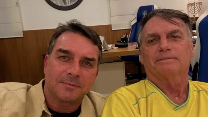 Flávio Bolsonaro e o pai, Jair Bolsonaro Foto: Reprodução/ Instagram Flávio Bolsonaro