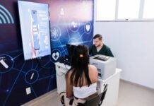 Teleconsulta chega à décima UPA do DF com foco em reduzir espera A teleconsulta agiliza o atendimento a casos classificados nas UPAs com a pulseira verde (Fotos: Ualisson Noronha/IgesDF)