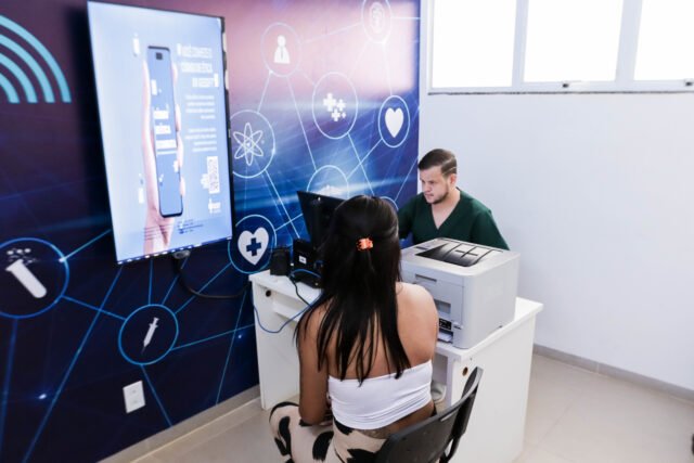 A teleconsulta agiliza o atendimento a casos classificados nas UPAs com a pulseira verde (Fotos: Ualisson Noronha/IgesDF) A teleconsulta agiliza o atendimento a casos classificados nas UPAs com a pulseira verde (Fotos: Ualisson Noronha/IgesDF)