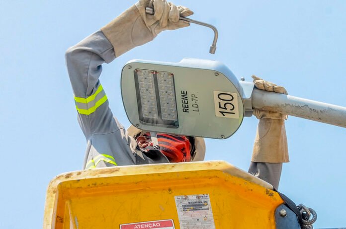 Desde 2019, a iluminação pública do Distrito Federal já teve 316 mil luminárias substituídas por LED (Fotos: Lúcio Bernardo Jr./Agência Brasília) Desde 2019, a iluminação pública do Distrito Federal já teve 316 mil luminárias substituídas por LED (Fotos: Lúcio Bernardo Jr./Agência Brasília)