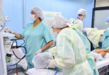 Para que as cirurgias ocorram com segurança, é fundamental contar com profissionais capacitados e com equipamentos adequados (Foto: Divulgação/IgesDF)