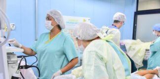 Para que as cirurgias ocorram com segurança, é fundamental contar com profissionais capacitados e com equipamentos adequados (Foto: Divulgação/IgesDF)