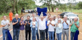 Ibaneis Rocha e Celina Leão entregam obra de asfaltamento de acesso a escola em Arapoanga