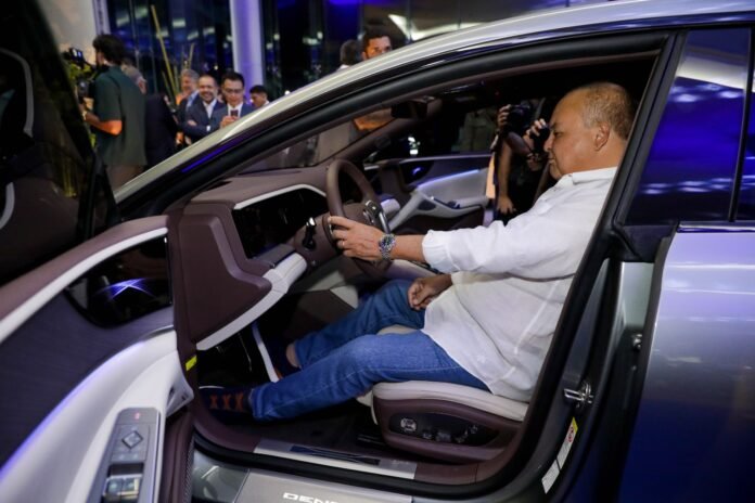 “Nós temos que pensar no futuro da nação e o futuro da nação passa pela descarbonização. Eu acho que vocês estão com o meio certo. Essa loja certamente será um marco para um segmento diferenciado”, afirmou o governador Ibaneis Rocha | Foto: Tony Oliveira/Agência Brasília