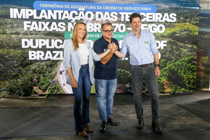 O início dos trabalhos foi acompanhado pela governadora Celina Leão, que destacou o impacto da obra em dois dos principais corredores de ligação entre o DF e Águas Lindas de Goiás e Padre Bernardo | Foto: Renato Alves/Agência Brasília