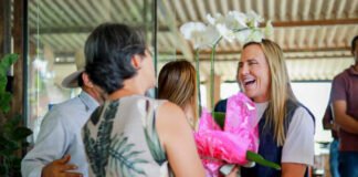 Governadora Celina Leão: "Brasília hoje é um polo [de produção] de flores, de hortaliças e de frutas também. E nós viemos aqui ouvir os produtores" (Foto: Luh Fiuza/VGDF)