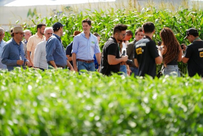Durante a Tecnoshow, em Rio Verde, o governador Daniel Vilela entrega benefícios para impulsionar o desenvolvimento do setor rural (Foto: Júnior Guimarães e Rômulo Carvalho) Durante a Tecnoshow, em Rio Verde, o governador Daniel Vilela entrega benefícios para impulsionar o desenvolvimento do setor rural (Foto: Júnior Guimarães e Rômulo Carvalho)