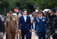 Daniel Vilela cumpriu os ritos de posse e passou em revista às tropas de segurança (Foto: Secom)