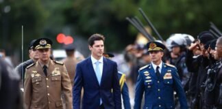 Daniel Vilela cumpriu os ritos de posse e passou em revista às tropas de segurança (Foto: Secom)