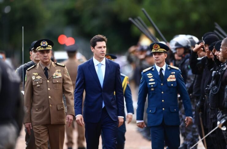 Daniel Vilela cumpriu os ritos de posse e passou em revista às tropas de segurança (Foto: Secom)