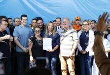 A entrega foi realizada pela governadora Celina Leão e pelo presidente da ETR, Thúlio Moraes, durante o programa GDF na Sua Porta, em Samambaia (Foto: Daniel Santos/Terracap)