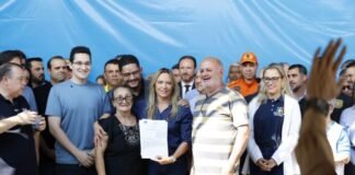 A entrega foi realizada pela governadora Celina Leão e pelo presidente da ETR, Thúlio Moraes, durante o programa GDF na Sua Porta, em Samambaia (Foto: Daniel Santos/Terracap)