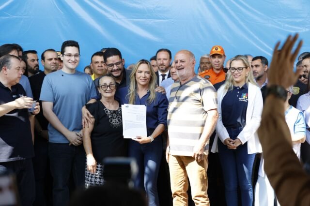 A entrega foi realizada pela governadora Celina Leão e pelo presidente da ETR, Thúlio Moraes, durante o programa GDF na Sua Porta, em Samambaia (Foto: Daniel Santos/Terracap) A entrega foi realizada pela governadora Celina Leão e pelo presidente da ETR, Thúlio Moraes, durante o programa GDF na Sua Porta, em Samambaia (Foto: Daniel Santos/Terracap)