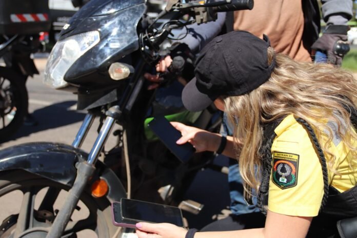 A operação contou com a atuação de 12 agentes do Detran-DF, distribuídos em seis viaturas, além do apoio de dois guinchos | Foto: Divulgação/Detran-DF