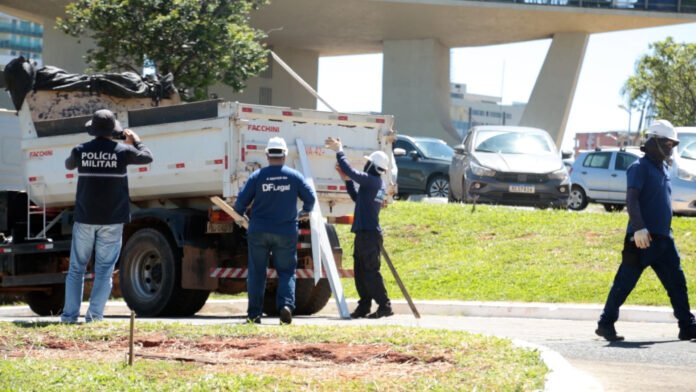 Entre oEntre os serviços oferecidos está o transporte de itens pessoais a lugares que possam ser indicados pelos ocupantes | Foto: Agência Brasílias serviços oferecidos está o transporte de itens pessoais a lugares que possam ser indicados pelos ocupantes | Foto: Agência Brasília Entre os serviços oferecidos está o transporte de itens pessoais a lugares que possam ser indicados pelos ocupantes | Foto: Agência Brasília
