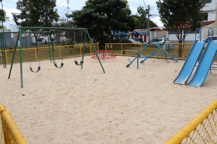 Entre as entregas já concluídas estão a instalação de equipamentos de parquinho em seis quadras do Itapoã | Foto: Divulgação/Novacap Entre as entregas já concluídas estão a instalação de equipamentos de parquinho em seis quadras do Itapoã | Foto: Divulgação/Novacap