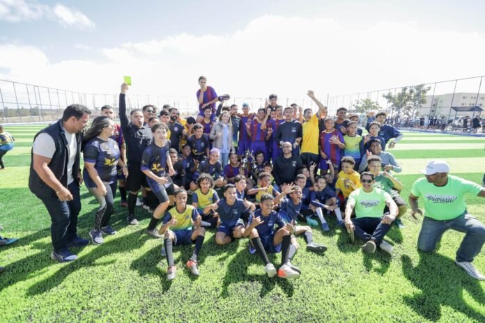 A governadora Celina Leão inaugurou, na manhã deste sábado (27), o campo de grama sintética no Itapoã Parque | Fotos: Matheus Borges/Agência Brasília