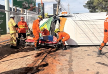 Acidente no DF: Van bate em poste e capota no SIA