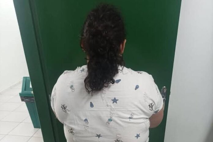 Mulher é presa após fingir ter 12 anos e enganar família “adotiva”