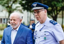 Lula e o comandante da Aeronáutica, tenente-brigadeiro do Ar Marcelo Damasceno. (Foto: Ricardo Stuckert/PR.)