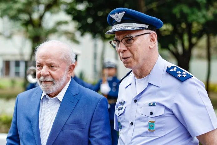 Lula e o comandante da Aeronáutica, tenente-brigadeiro do Ar Marcelo Damasceno. (Foto: Ricardo Stuckert/PR.)