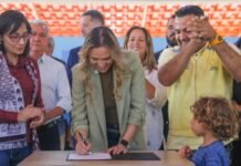 “Estamos dando a ordem de serviço para o terminal rodoviário do Jardim Botânico. São várias ordens de serviço no mesmo dia. É um governo que trabalha e entrega", destacou a governadora Celina Leão (Fotos: Joel Rodrigues/Agência Brasília)