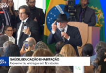 Lula mostra dedo do meio e fala palavrão: “Aqui pra eles”