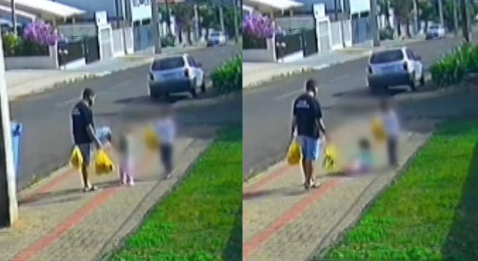 Pai é flagrado dando chute na filha Foto: Reprodução/Câmeras de Segurança Pai é flagrado dando chute na filha Foto: Reprodução/Câmeras de Segurança
