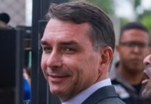 Flávio serve churrasco de picanha a jornalistas e critica Moraes Flávio Bolsonaro