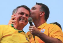 Flávio reage após Moraes negar visita a Bolsonaro no Dia dos Pais Jair Bolsonaro ao lado de Flávio Bolsonaro Foto: EFE/André Coelho