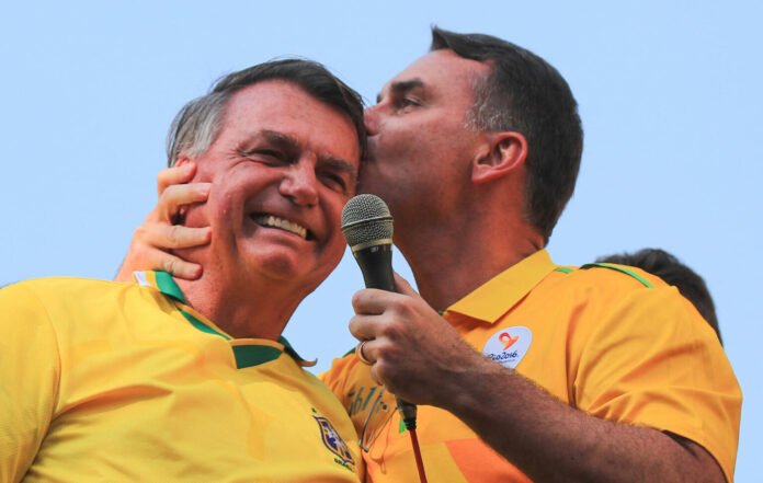 Jair Bolsonaro ao lado de Flávio Bolsonaro Foto: EFE/André Coelho