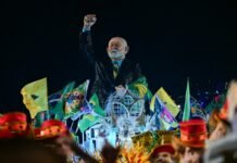 Carro alegórico da Acadêmicos de Niterói que homenageia Lula Foto: Pablo PORCIUNCULA/AFP