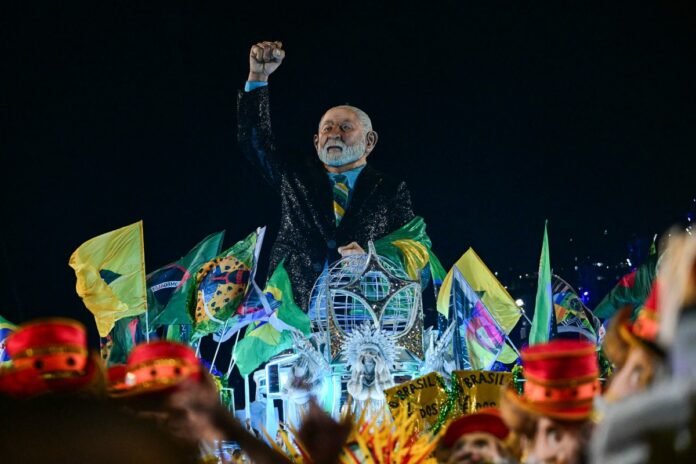Carro alegórico da Acadêmicos de Niterói que homenageia Lula Foto: Pablo PORCIUNCULA/AFP