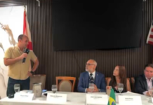 Vídeo: Eduardo Bolsonaro chora ao citar medo de ser preso e impedido de ver filhos Eduardo Bolsonaro durante discurso de inauguração da TLTV Foto: Frame de vídeo / Instagram