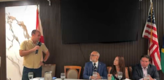 Eduardo Bolsonaro durante discurso de inauguração da TLTV Foto: Frame de vídeo / Instagram