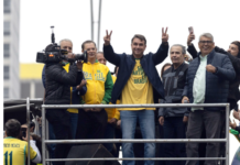 “Vão tentar uma terceira facada”, diz Flávio em ato na Paulista