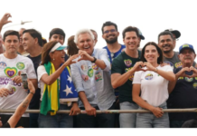 Em Goiás, Daniel Vilela e Ronaldo Caiado lideram megacarreatas com 2,5 mil veículos no Entorno