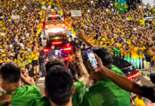 Ao lado de Nikolas, Flávio reúne multidão em Minas Gerais